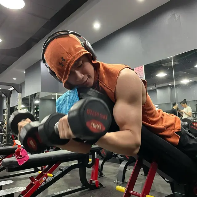 Tubuhnya Kekar Mirip Sang Ayah, Ini 6 Potret Azka Corbuzier saat Nge-gym
