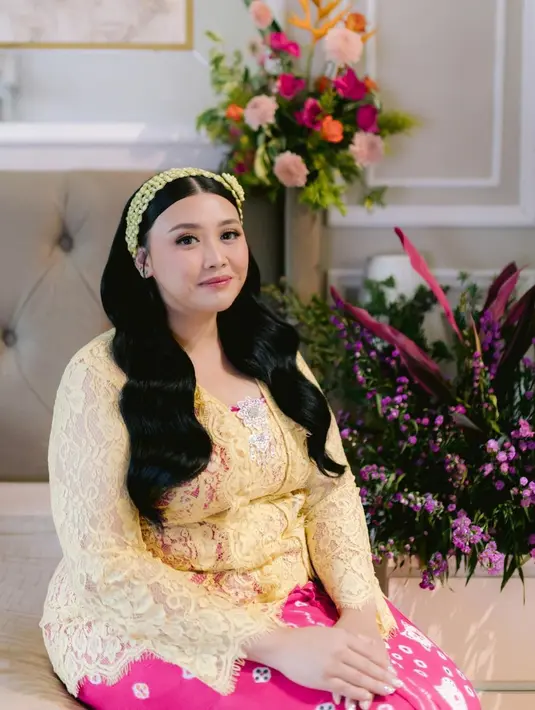 Penampilan Clarissa Putri di momen Sungkeman tak kalah menawan. Clarissa memilih mengenakan kebaya kuning dan kain batik jumputan pink sebagai padu padannya. [Foto: Instagram/clarissaputri_]