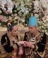 Raffi Ahmad dan Nagita Slavina merayakan ulang tahun pernikahan ke-9. Pada momen tersebut, pasangan yang telah memiliki dua orang anak itu merayakan dengan cara berbeda. Raffi dan Nagita mengenakan baju pengantin. [Instagram/raffinagita1717]