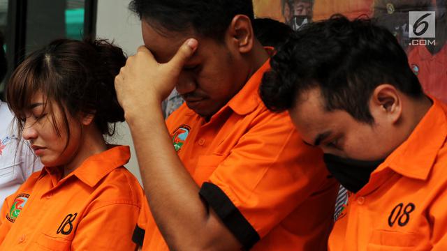 Ekspresi Artis Chacha Duo Molek Saat Rilis Kasus Narkoba