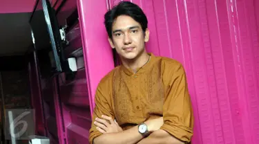 Aktor ganteng Adipati Dolken saat ditemui di kawasan Lebak Bulus, Jakarta Selatan, Rabu (1/7/2015). (Liputan6.com/Panji Diksana)