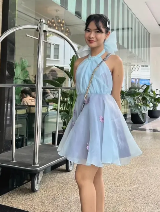 Sementara Salshadilla tampil bergaya fairy dengan halter mini dress warna biru cerahnya. [@marshanda99/@iisdahlia]