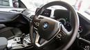 Bagian Interior depan BMW X3 sDrive20i terbaru sebelum test drive di Kawasan BSD, Tangerang Selatan, Banten, Rabu (20/3). Seri BMW X3 sDrive20i sangatlah tangguh dengan tampilan sporty, teknologi sasis yang ringan. merdeka.com/Dwi Narwoko)
