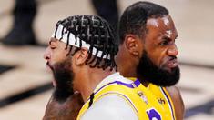 Pebasket Los Angeles Lakers, LeBron James dan Anthony Davis, melakukan selebrasi saat melawan Miami Heat pada gim pertama final NBA di Lake Buena Vista, Kamis (1/10/2020). Lakers menang dengan skor 116-98. (AP Photo/Mark J. Terrill)