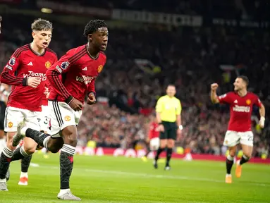 Pemain Manchester United, Kobbie Mainoo melakukan selebrasi setelah mencetak gol pembuka timnya saat pertandingan sepak bola Liga Premier Inggris melawan Newcastle United, di Manchester, Inggris, Rabu, 15 Mei 2024. (AP Photo/Dave Thompson)