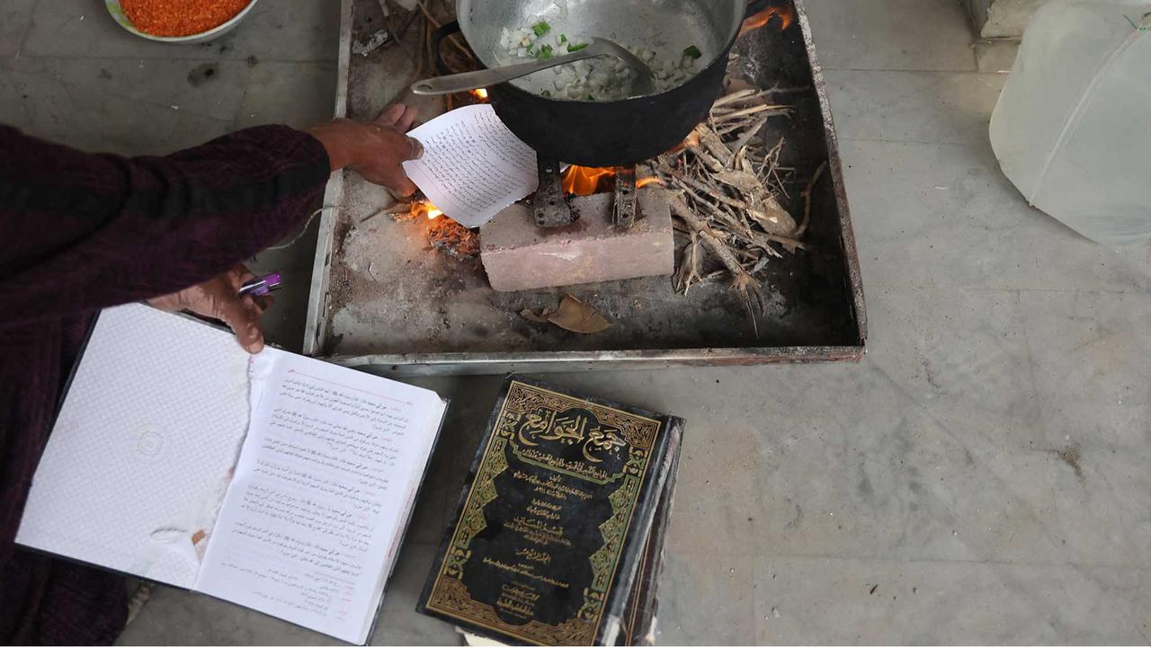 FOTO: Nestapa Warga Gaza:  Memasak dengan Buku Buku Bekas Universitas