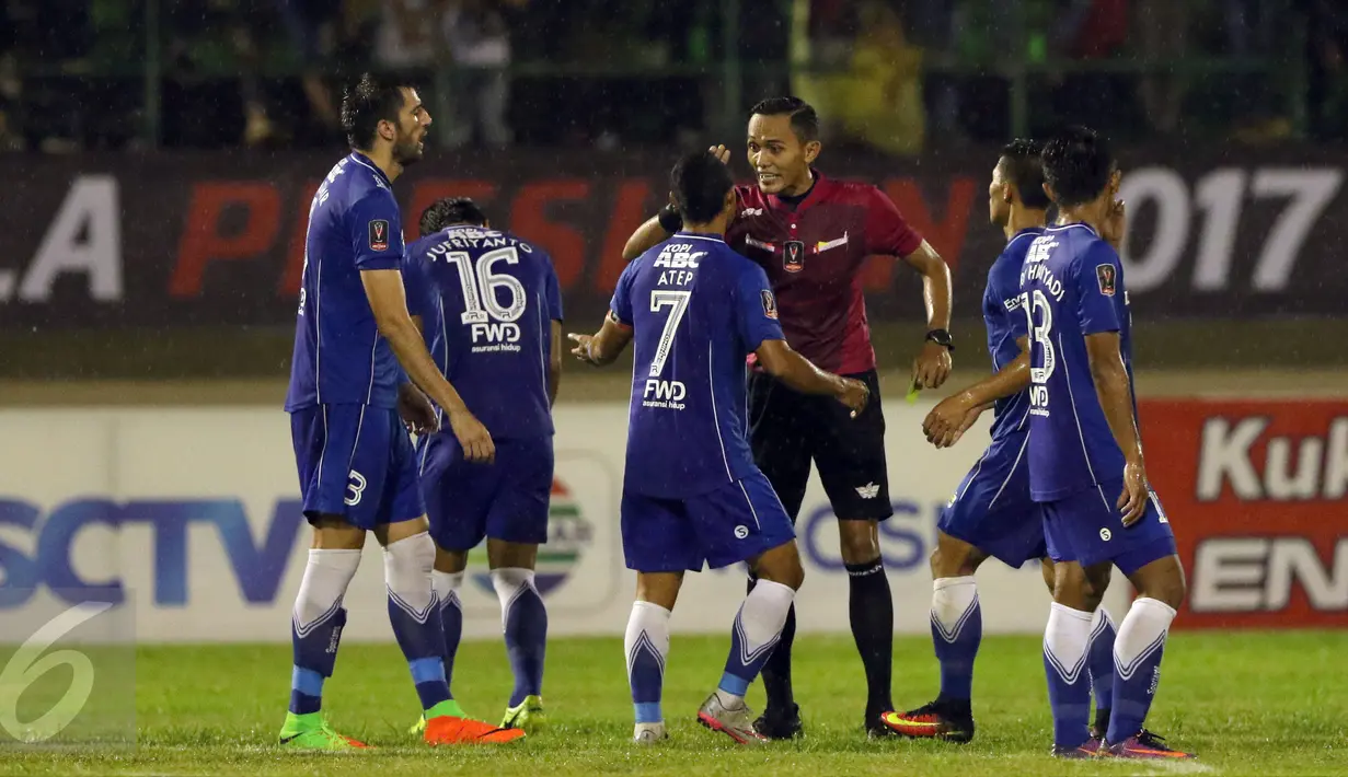 Kapten tim Persib, Atep (tengah) melakukan protes kepemimpinan wasit Musthofa Umarella saat laga melawan Mitra Kukar FC di babak 8 besar Piala Presiden 2017 di Stadion Manahan Solo, Sabtu (25/2). Persib unggul 3-2. (Liputan6.com/Helmi Fithriansyah)