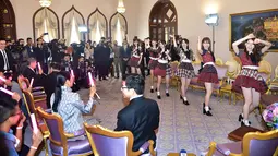 Grup musik Jepang, AKB48 tampil di hadapan PM Thailand, Prayut Chan-O-Cha di Gedung Pemerintahan di Bangkok, Kamis (13/8). Keenam member AKB48 menari dengan lagu populer mereka yang berjudul Koi Suru Fortune Cookie. (HO/ROYAL THAI GOVERNMENT/AFP)
