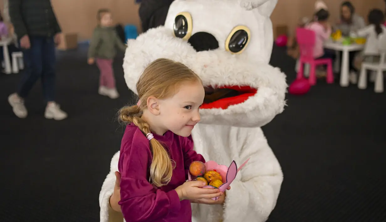 <p>Pengungsi anak-anak Ukraina membawa telur Paskah pada Kamis Putih di sebuah pusat pengungsi di Bucharest, Rumania, 21 April 2022. Orang Rumania yang mayoritas jemaat Ortodoks merayakan Minggu Paskah pada 24 April. (AP Photo/Andreea Alexandru)</p>
