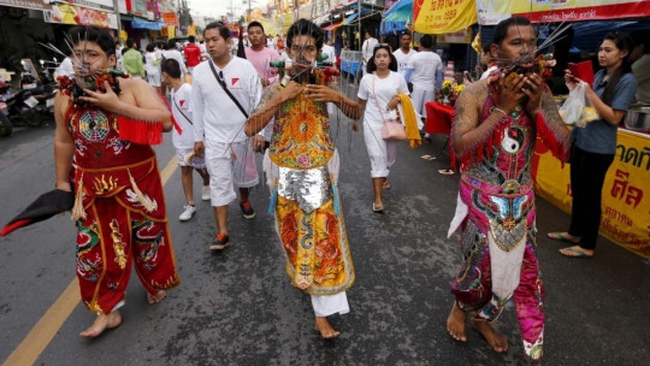 Festival debus ala Thailand ini bikin merinding