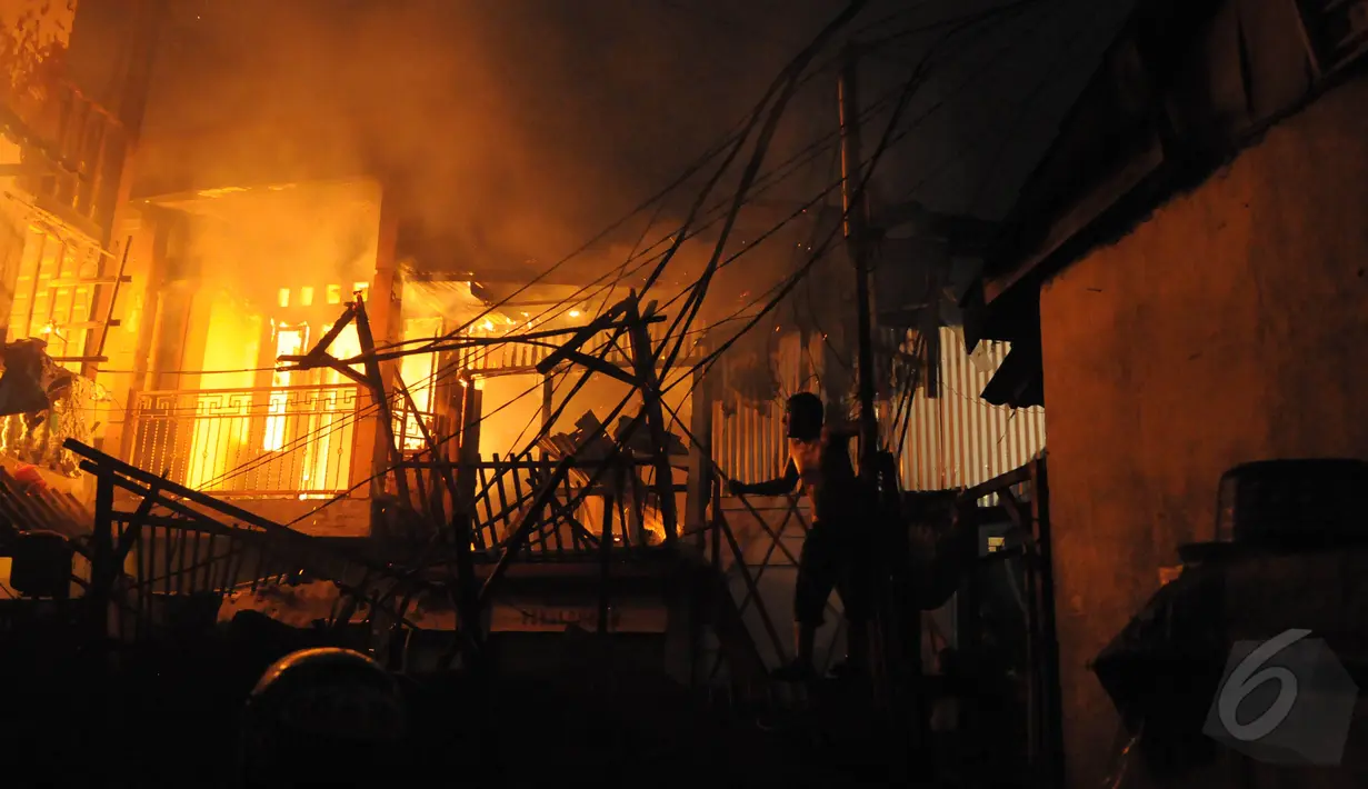 Pemukiman penduduk yang padat membuat api cepat merambat di kawasan Tanah Abang, Jakarta, Kamis (5/3/2015). Diperkirakan sekitar 200 rumah warga hangus terbakar.(Liputan6.com/Herman Zakharia)