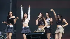 Minji, Danielle, Hyein, Haerin, dan Hanni NewJeans perform di hari pertama Lollapalooza Music Festival. Mereka tampil memukau di hadapan ribuan penonton. (Photo by Amy Harris/Invision/AP)