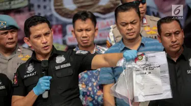 Kasat Reskrim Polres Metro Jakarta Barat, AKBP Edy Suranta Sitepu menunjukan barang bukti saat rilis  terkait kasus pengeroyokan dan premanisme di Polres Jakarta Barat, Jumat (23/11). (Liputan6.com/Faizal Fanani)