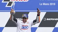 Rider Repsol Honda Marc Marquez merayakan kemenangan MotoGP Prancis di Sirkuit Le Mans, Minggu (19/5/2019). (AP Photo/David Vincent)