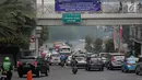 Sejumlah kendaraan melintasi jalan Sudirman, Jakarta, Senin (4/9). Pemprov DKI Jakarta mulai melakukan sosialisasi melalui spanduk dibeberapa titik di kawasan jalan Jenderal Sudirman. (Liputan6.com/Faizal Fanani)