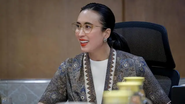 Model Baju Batik Kerja ala Widiyanti Putri Wardhana