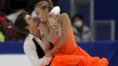 Alexandra Stepanova (kanan) bersama pasangannya Ivan Bukin dari Rusia menunjukan keterampilannya dalam menari di lantai es dalam Grand Prix ISU Figure Skating di Nagano, Jepang, (28/11).  (REUTERS/Yuya Shino)