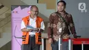 Mantan anggota DPRD kota Bandung, Kadar Slamet berjalan usai menjalani pemeriksaan di gedung KPK, Jakarta, Jumat (13/3/2020). Kadar Slamet diperiksa sebagai tersangka kasus suap pengadaan tanah untuk Ruang Terbuka Hijau (RTH) di Pemerintah Kota Bandung pada tahun 2012 dan. (merdeka.com/Dwi Narwoko)
