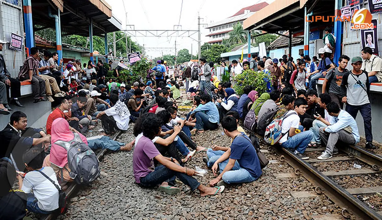 Massa demonstran memblokir sambil duduk-duduk di rel. (Liputan6.com/Helmi Fithriansyah)