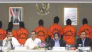 Wakabareskrim Irjen Pol Antam Novambar (kedua kiri) dan Kepala BKIPM Rina (kedua kanan) menunjukkan barang bukti beserta tersangka penyelundupan benih lobster ke Singapura dan Vietnam, di kantor KKP, Jakarta, Senin (27/2). (Liputan6.com/Immanuel Antonius)