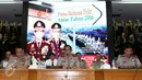 Kapolri Jenderal Pol Tito Karnavian (tengah) memberikan keterangan akhir tahun 2016 di Mabes Polri, Jakarta, Rabu (28/12). Kapolri memaparkan sejumlah capaian program dan kinerja serta anggaran selama tahun 2016. (Liputan6.com/Helmi Fithriansyah)