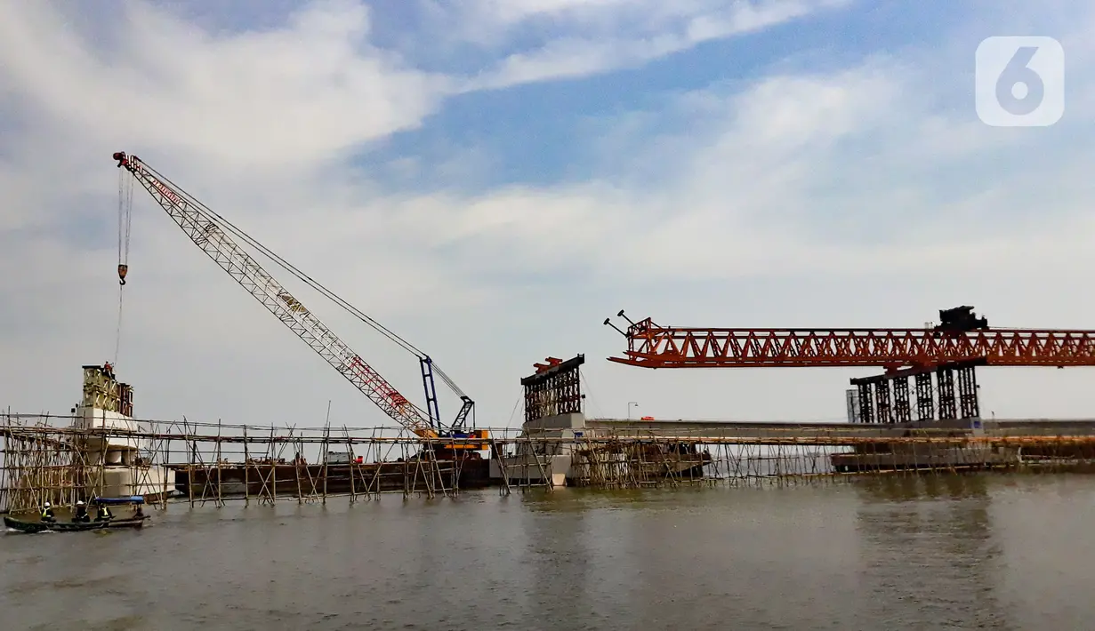 Pemandangan proyek pembangunan jembatan penghubung Dadap Tangerang-Pulau C di Kamal Muara, Penjaringan, Jakarta Utara, Minggu (17/11/2019). Jembatan tersebut nantinya juga akan menyambung ke jalan Provinsi Banten dan menjadi alternatif menuju Bandara Soekarno-Hatta. (merdeka.com/Iqbal Nugroho)