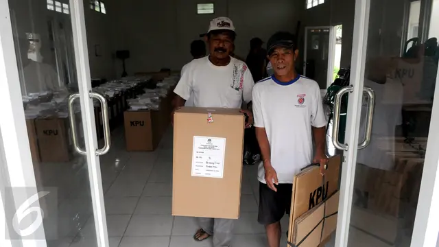 20151208-Begini Pendistribusian Kotak Suara Pilkada Serentak 2015 di Tangsel
