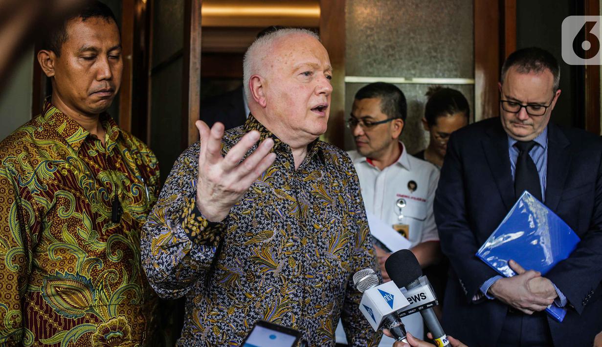 Dubes Australia untuk Indonesia, Gary Quinlan memberi keterangan usai pertemuan dengan Menko Polhukam Mahfud MD di Kemenko Polhukam, Jakarta, Selasa (29/10/2019). Pertemuan berlangsung tertutup serta membahas isu-isu terkini di bidang Politik, Hukum, dan Keamanan. (Liputan6.com/Faizal Fanani)