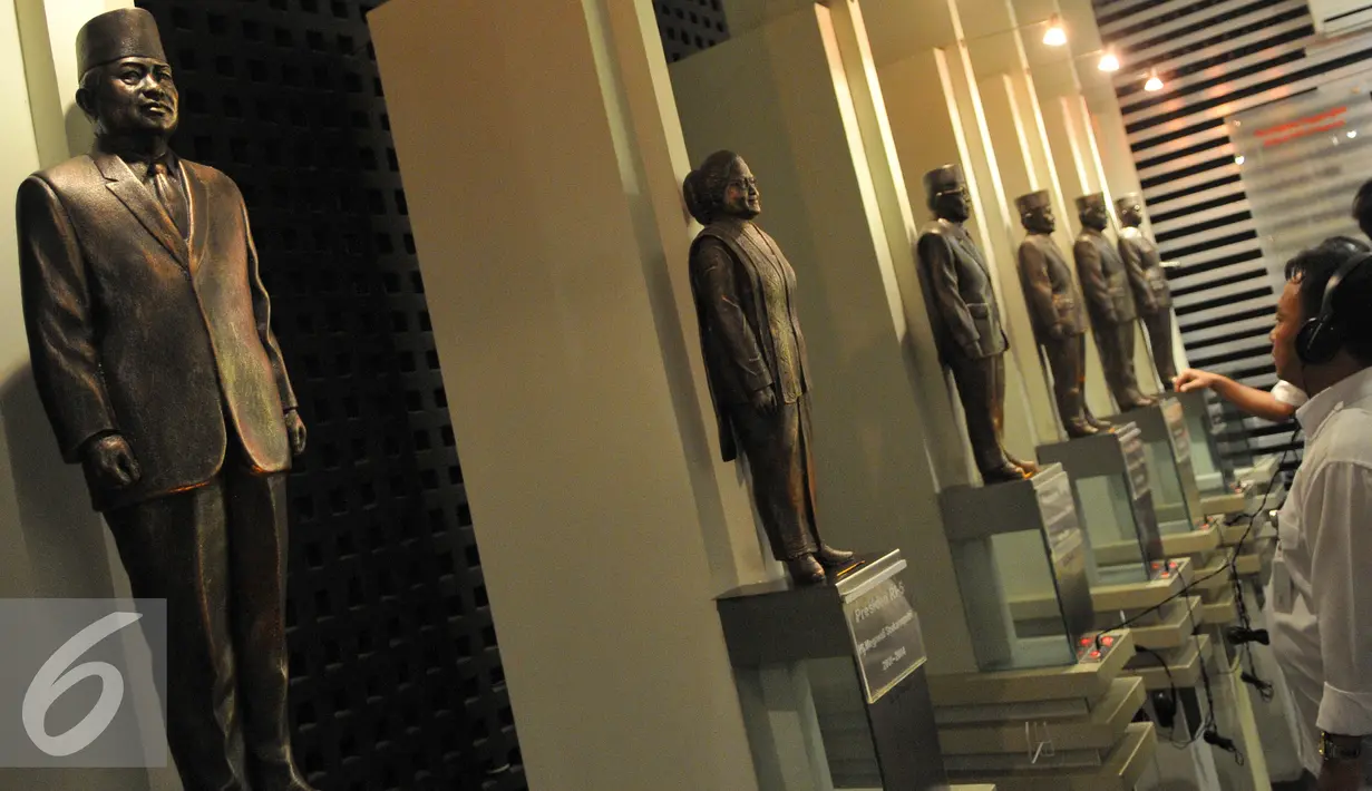 Museum Arsip Nasional RI menyimpan beberapa rekaman suara dari beberapa Presiden Indonesia, Jakarta, Rabu (22/7/2015). Tampak pengunjung sedang mendengarkan rekaman suara presiden. (Liputan6.com/Herman Zakharia) 