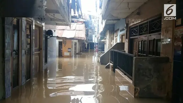 Meski tidak diguyur hujan, namun kawasan Kampung Melayu kembali direndam banjir setinggi 1,5 meter sejak Senin (21/5) dini hari.