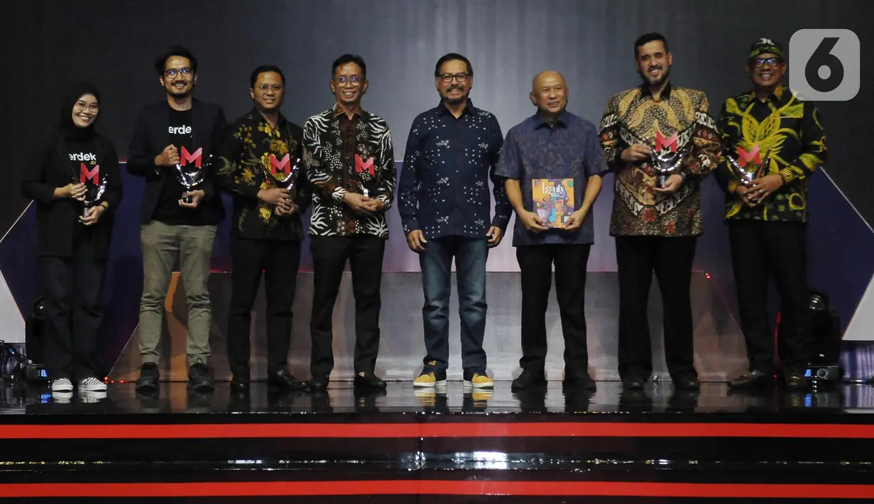 CEO Kapanlagi Youniverse (KLY) Steve Christian (kelima kiri) dan Menteri Koperasi dan Usaha Kecil Menengah Teten Masduki berfoto bersama penerima Merdeka Awards di di Gedung SCTV Tower, Jakarta, Rabu (30/8/2023). (merdeka.com/Imam Buhori)