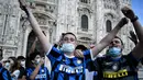 Para pendukung dan fans Inter Milan meneriakkan yel-yel di kawasan Piazza Duomo, Milan, Minggu (2/5/2021) merayakan kepastian Inter Milan merebut gelar juara Scudetto Liga Italia 2020/2021. (AFP/Piero Cruciati)