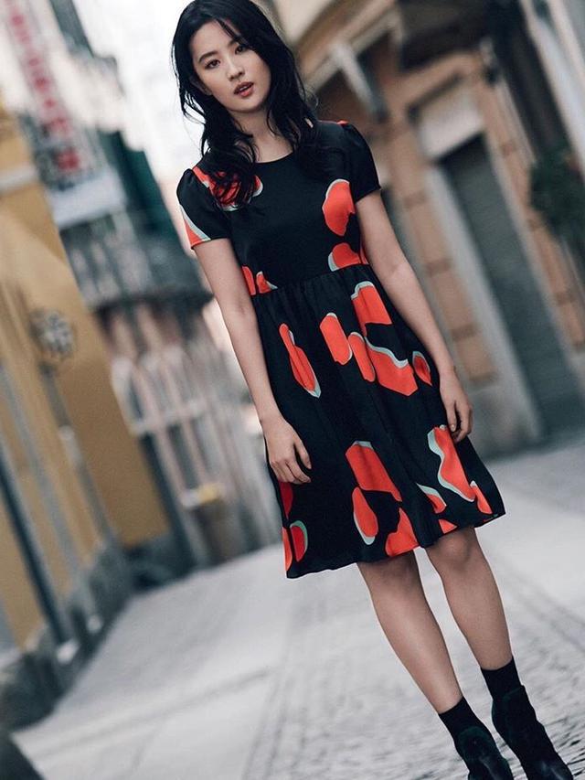 OOTD Pemeran Mulan Liu Yifei Bisa Jadi Inspirasimu Saat 