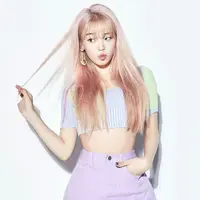 Intip ide mix and match outfit berwarna lilac ala seleb korea selatan. (Foto: Instagram.com/wm_ohmygirl).