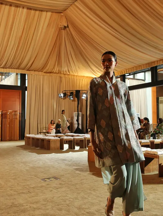 Oscar Lawalata juga bermain dengan tekstur kain yang bikin sebuah koleksi terlihat mewah