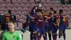 Para pemain Barcelona merayakan gol kedua ke gawang Sevilla yang dicetak bek Gerard Pique dalam laga leg kedua semifinal Copa Del Rey 2020/21 di Camp Nou Stadium, Rabu (3/3/2021). Barcelona menang 3-0 melalui extra time dan lolos ke babak final. (AP/Joan Monfort)