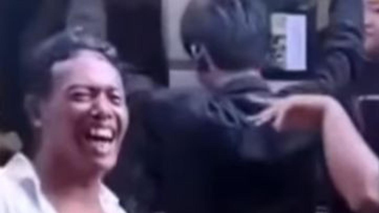 Sedang Asyik Goyang Bareng Biduan, Seorang Ayah Menyerah saat Anak Datang<br>