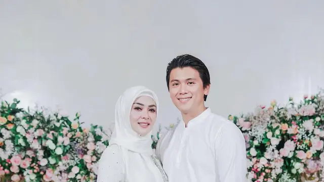 Pilihan Syahrini dengan Dress Warna Putih yang Elegan