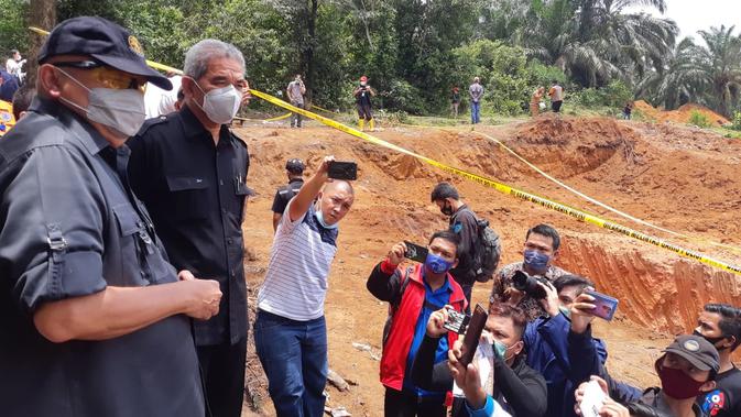 Wakil Ketua Komisi VII DPR RI Alex Noerdin meninjau lokasi tambang batubara ilegal di Kabupaten Muara Enim (Liputan6.com / Nefri Inge)