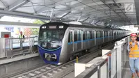 Kereta MRT berada di stasiun Lebak bulus Jakarta, Senin (25/2). Pada 5 Maret nanti pihak Kereta MRT akan membuka pendaftaran uji coba umum. Dengan begitu, masyarakat bisa mengikuti progres pembangunan. (Liputan6.com/Angga Yuniar)