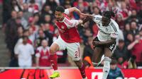 Pemain Arsenal, William Saliba (kiri), berebut bola dengan pemain Fulham, Calvin Bassey, dalam pertandingan Liga Inggris di Emirates Stadium, Inggris, Sabtu (2/5/2026) malam WIB. (AP Photo/Kin Cheung)