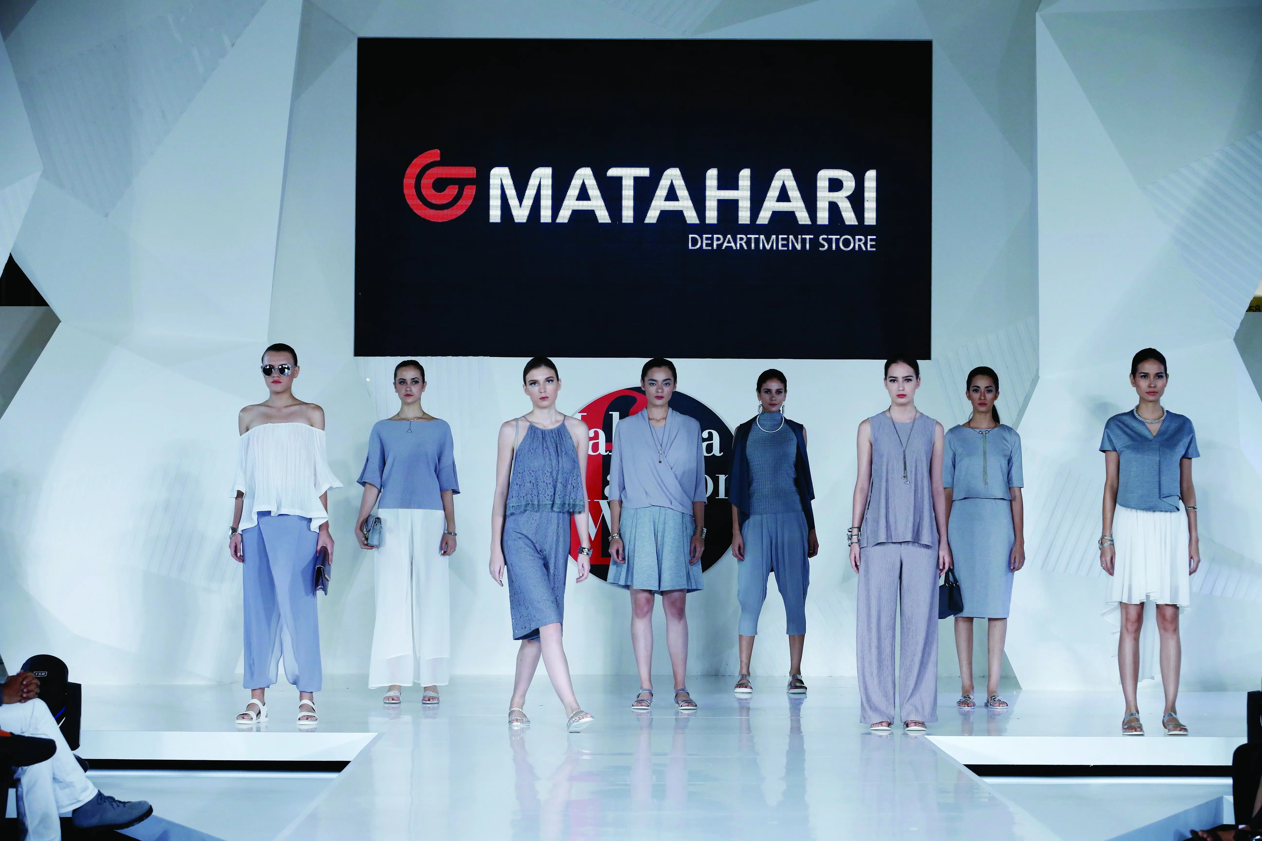 Matahari Department Store (MDS) memberikan inspirasi mode dalam koleksi Pause di Jakarta Fashion Week (JFW) 2017. Sumber: Image.net/Hermawan