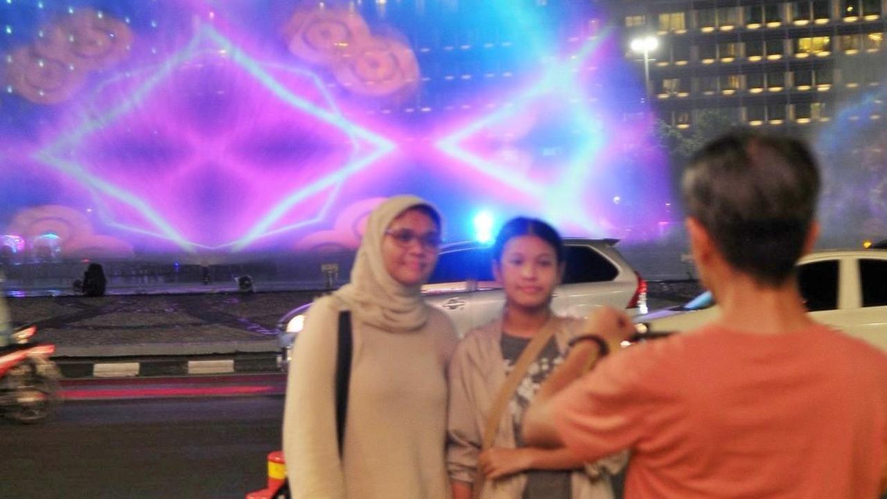 Mereka berhenti sejenak untuk mengabadikan diri di depan water srceen Bundaran HI.<br>