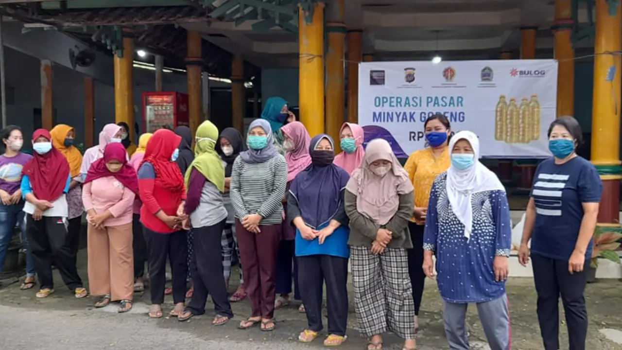 Warga mengantri Minyak Goreng Murah