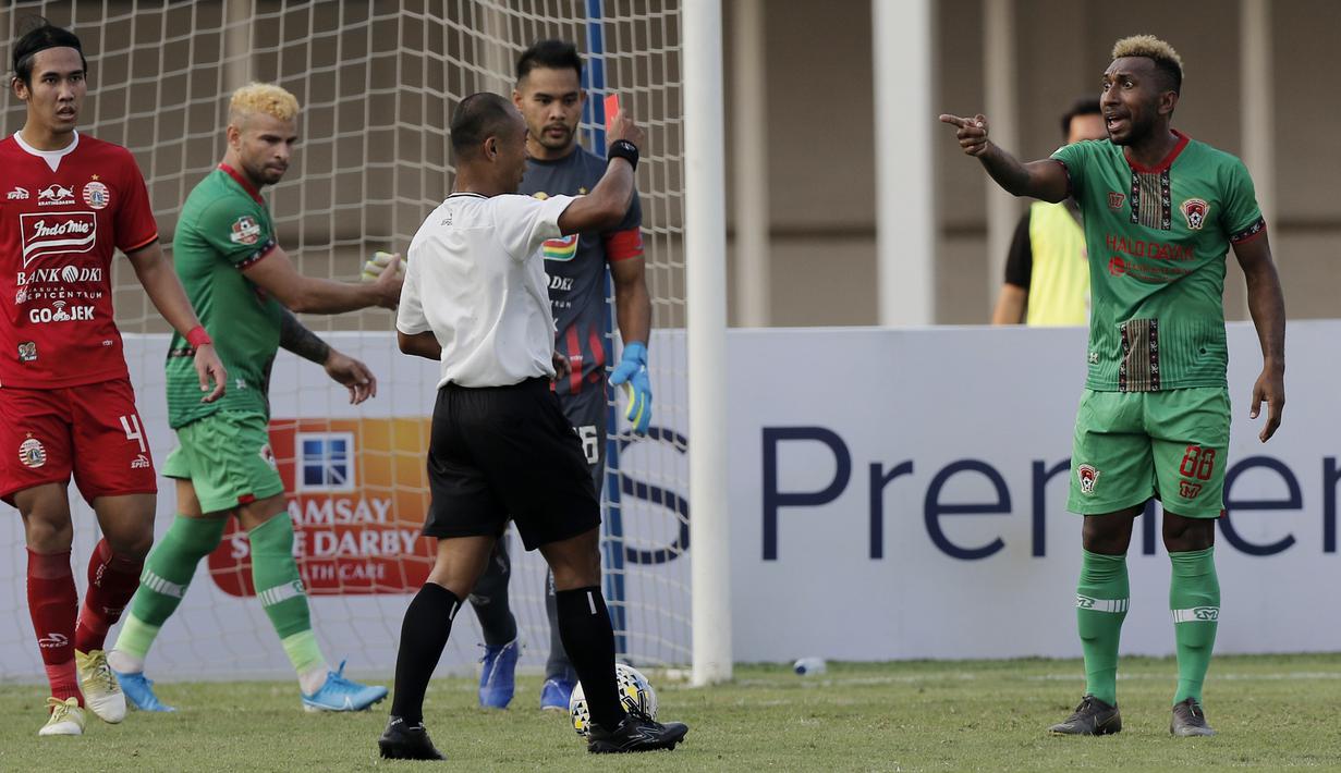 Pemain asal Papua ini pun kaget, karena yang keluar dari saku wasit adalah kartu merah. (Bola.com/M Iqbal Ichsan)