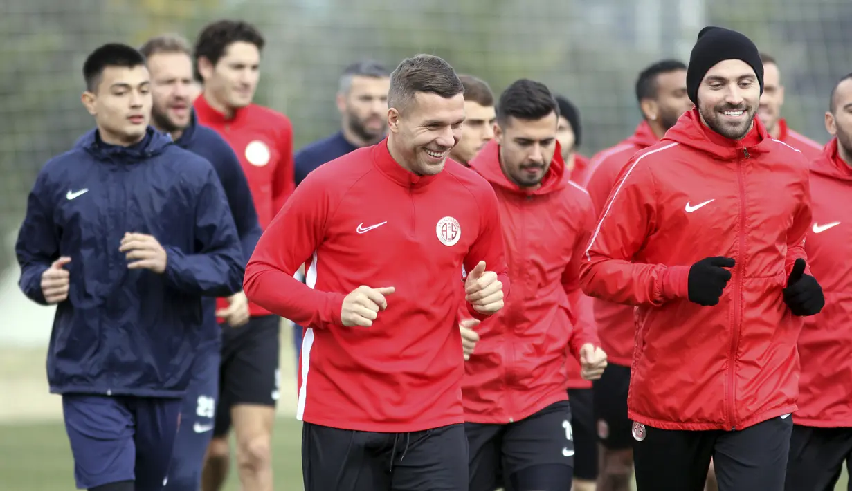 Penyerang baru Antalyaspor, Lukas Podolski bersama rekan-rekannya melakukan pemanasan saat mengikuti latihan di Antalya, Turki (27/1/2020). Sebelumnya, Podolski bermain selama tiga tahun bersama klub Jepang, Vissel Kobe. (AP Photo)
