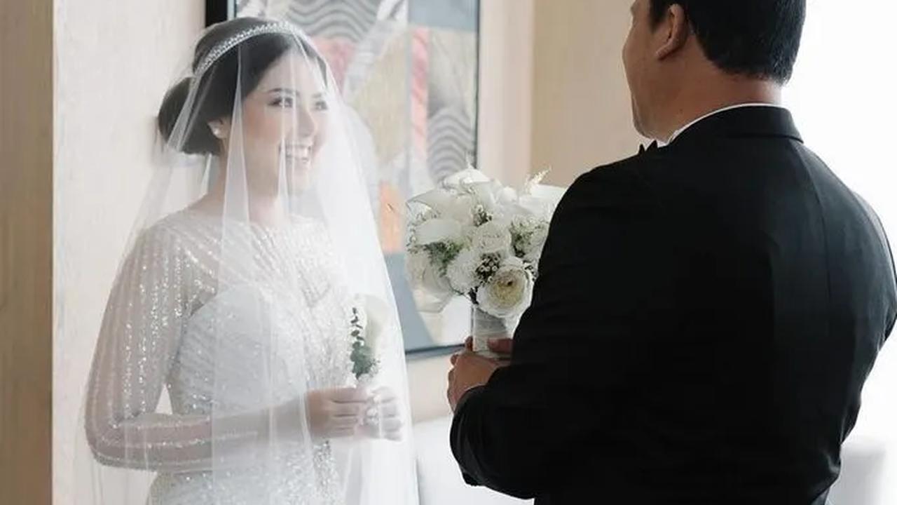 Di hari pernikahan, Tina Toon tampil cantik dengan gaun warna putih. Sedangkan sang suami mengenakan jas hitam.