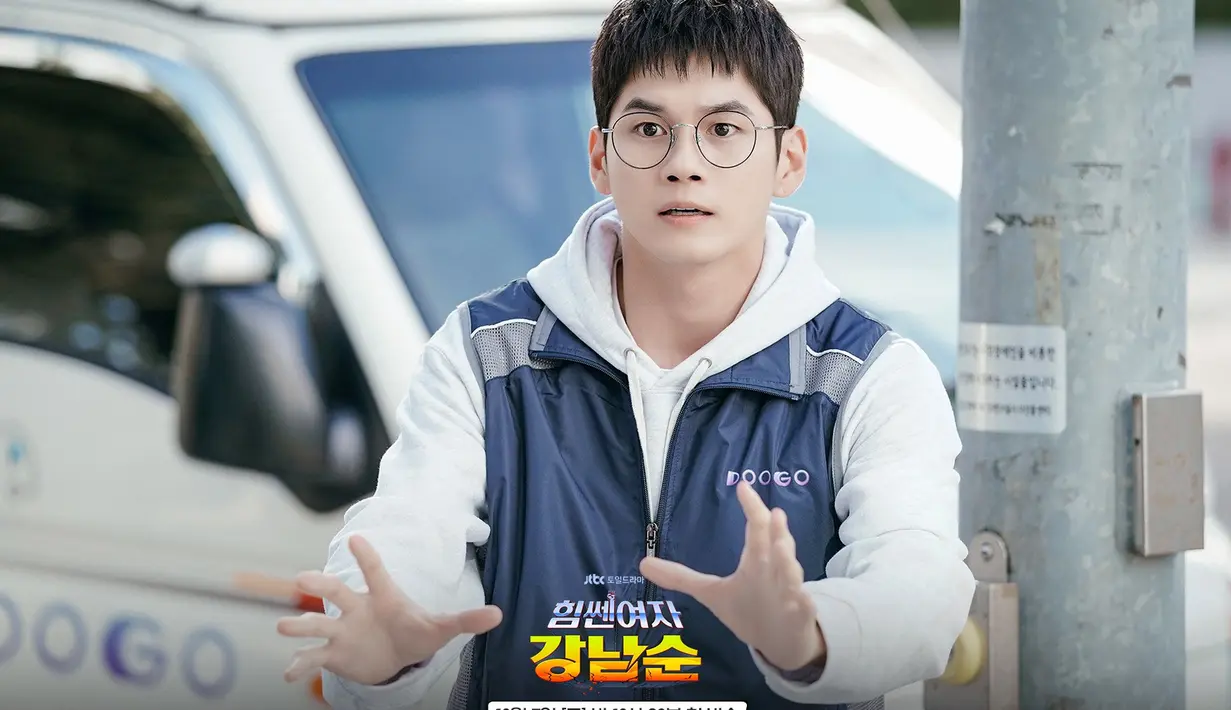 Sementara itu, Gang Hee Shik yang ketakutan berusaha menenangkannya. Situasi apa yang sednag mereka hadapi? Temukan jawabannya pada 7 Oktober di JTBC dan Netflix!