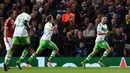 Gelandang Wolfsburg, Daniel Caligiuri (kanan) melakukan selebrasi usai mencetak gol kegawang MU pada laga Liga Champions di Stadion Old Trafford, Inggris, Kamis (1/10/2015). MU menang atas Wolfsburg dengan skor 2-1. (AFP PHOTO/PAUL ELLIS)