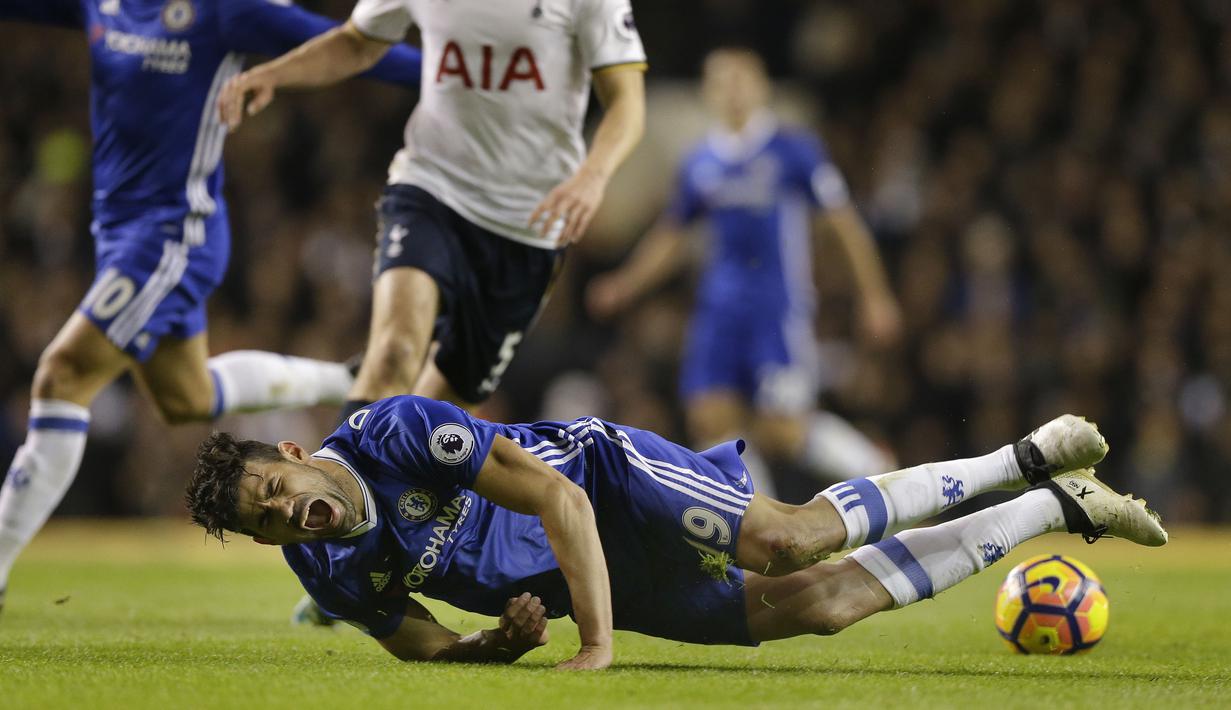 Penyeerang Chelsea, Diego Costa bersaing ketat dengan Ibrahimovic dan Sanchez di puncak klasemen top skor Premier League dengan koleksi 14 gol. (AP/Alastair Grant)